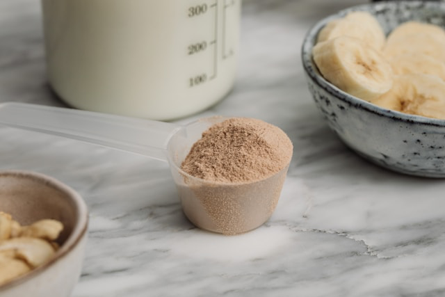 Protéine vegan ou caséine micellaire native bio : laquelle choisir selon votre objectif sportif ?